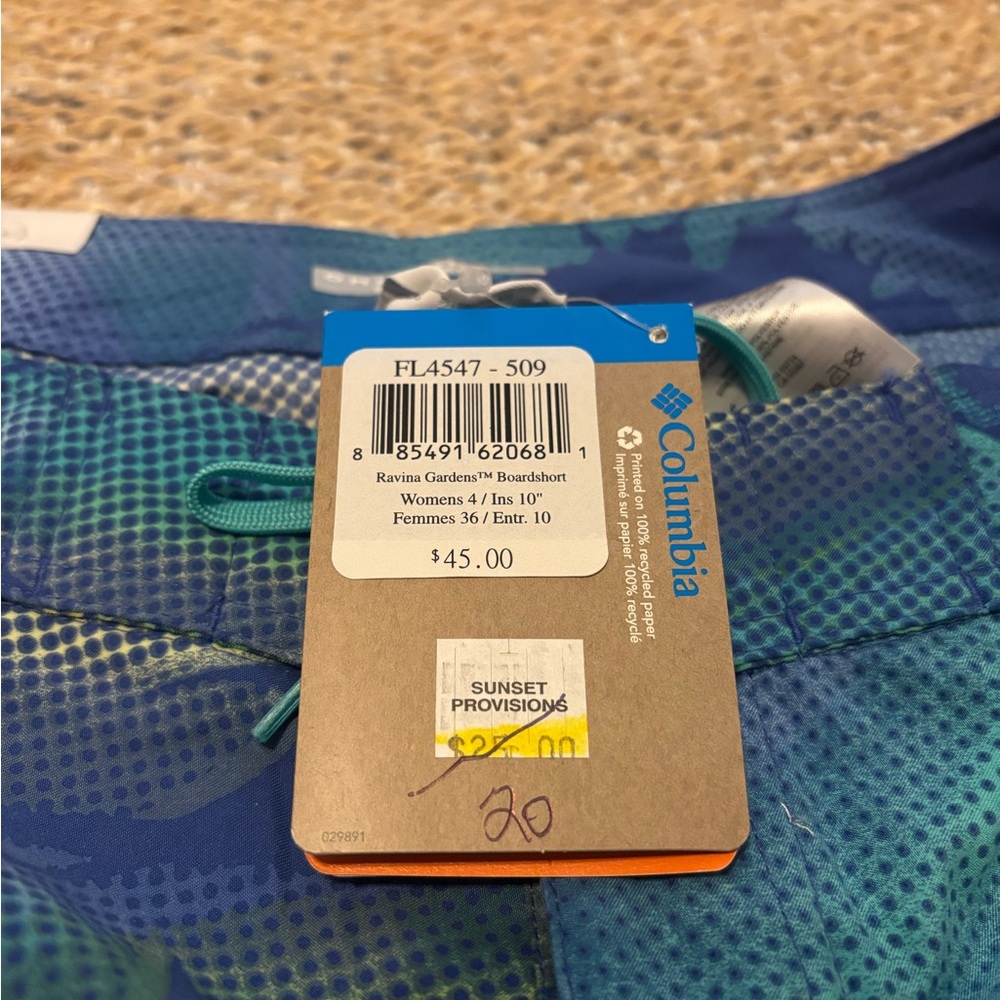 NWT women’s Columbia PFG board short
Size 4 flex fit 
Omni-shield & Omni-shade. - Picture 4 of 9